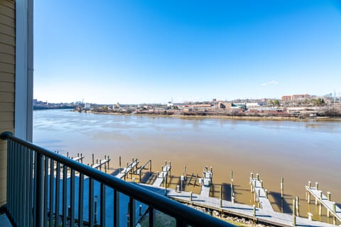 SoKno Waterfront Condo~Mins to Downtown~ Sleeps 6
