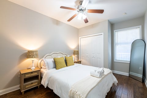 SoKno Waterfront Condo~Mins to Downtown~ Sleeps 6