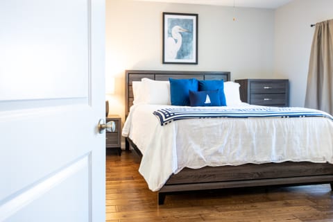 SoKno Waterfront Condo~Mins to Downtown~ Sleeps 6