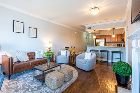 SoKno Waterfront Condo~Mins to Downtown~ Sleeps 6