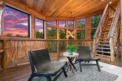NEW Canopy Crest Cabin~Indoor Pool~Hot Tub~Game Room!