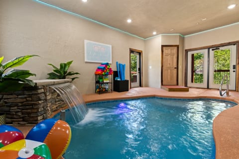 NEW Canopy Crest Cabin~Indoor Pool~Hot Tub~Game Room!