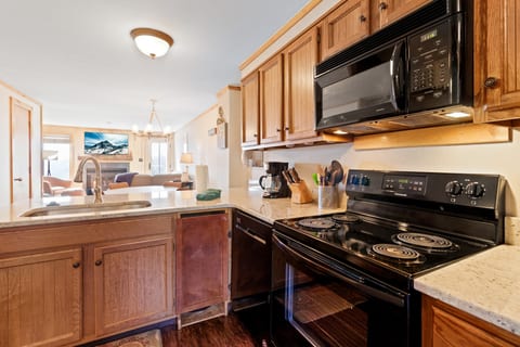 Powderidge 84 Quiet Townhome Near the Slopes Fireplace Deck Parking