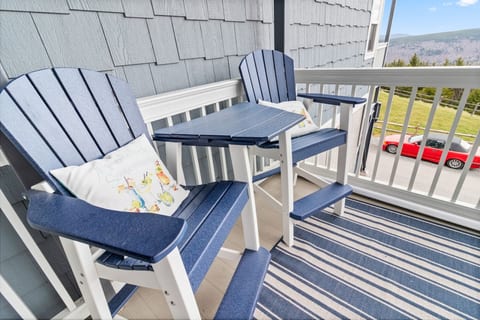 ML184 First Floor No Elevator Great Views New Deck EZ Parking