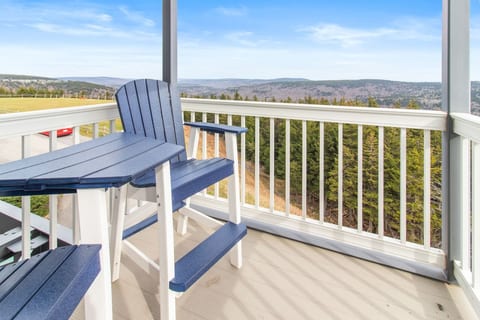 ML194 First Floor No Elevator New Deck Great Views WiFi EZ Parking