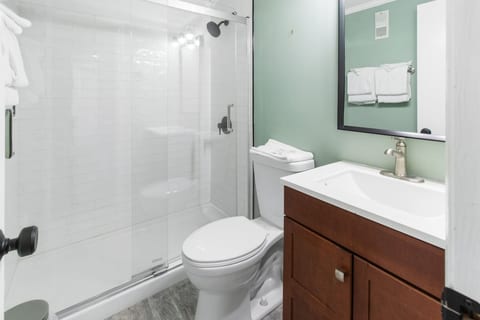 ML194 First Floor No Elevator New Deck Great Views WiFi EZ Parking