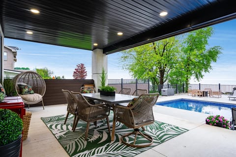 Vogue Vista Lake Estate Pool Reopens May 1st