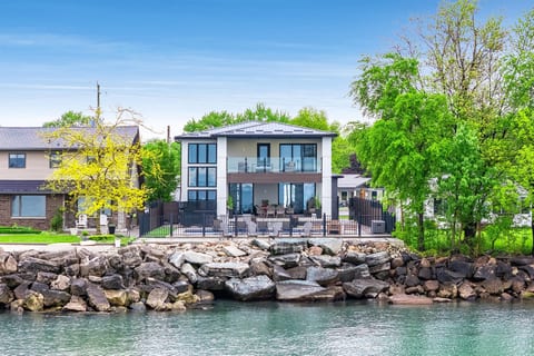 Vogue Vista Lake Estate Pool Reopens May 1st