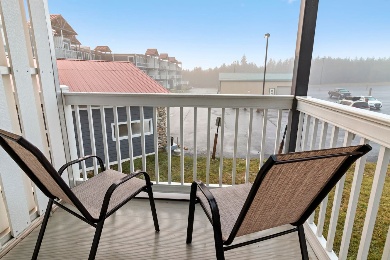 ml231-new-deck-ez-parking-next-to-village-wifi/