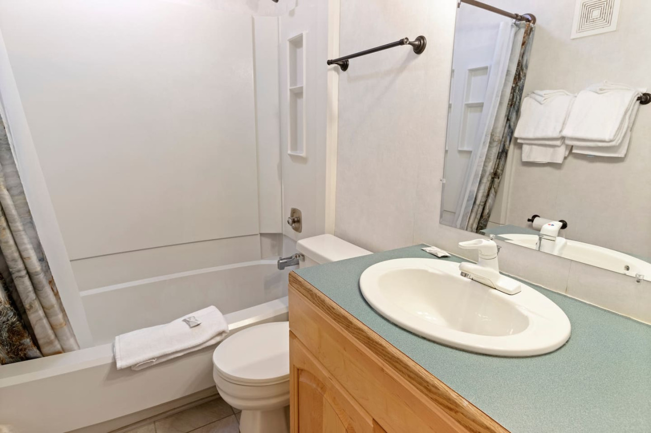 ml231-new-deck-ez-parking-next-to-village-wifi/