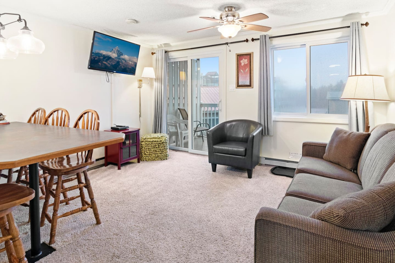 ml231-new-deck-ez-parking-next-to-village-wifi/