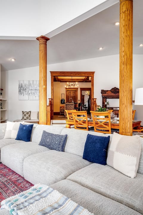 7 bedroom Retreat House with Pool and Hot Tub