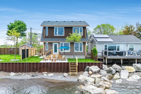 Annex Beach House Near Point Pelee