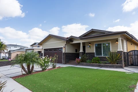 UPSCALE MODERN 4BR TORRANCE HOUSE BUILT 2018 w/ GARAGE, FENCED YARD/PATIO (p79)