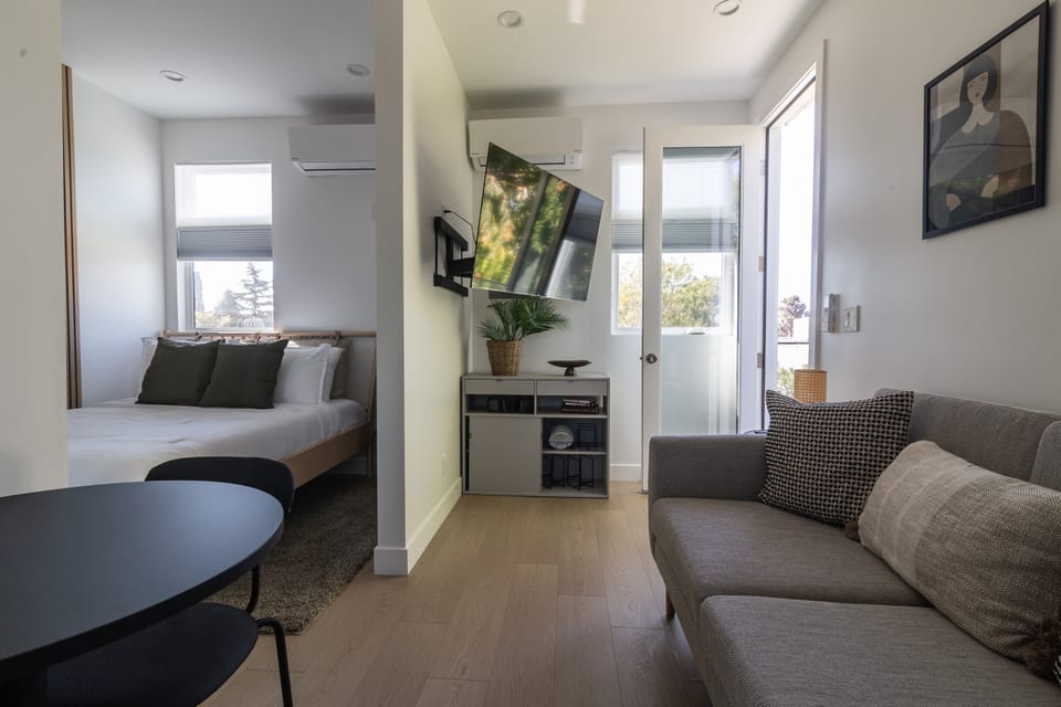 Built 2024 Scandinavian-Style 1 BR/Studio w/ PRIVATE ROOFTOP DECK 360° VIEWS p82 - Los Angeles