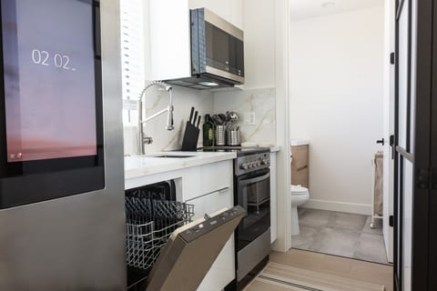 Built 2024 Scandinavian-Style 1 BR/Studio w/ PRIVATE ROOFTOP DECK 360° VIEWS p82