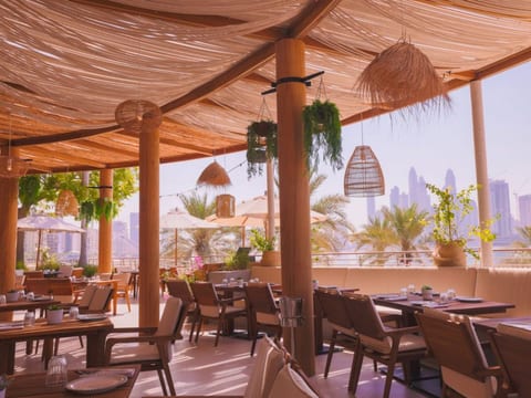 Stunning 1 BR in Palm Jumeirah w/ Beach Access