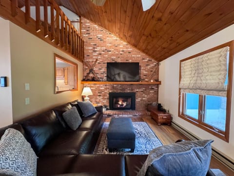 Stonehurst Hideaway | Prime Location + Pool Table