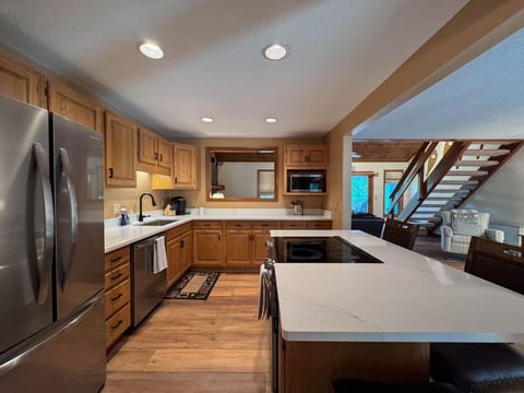 Stonehurst Hideaway | Prime Location + Pool Table