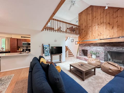 Pine Top Lodge | Spacious Family Home with a Pool!