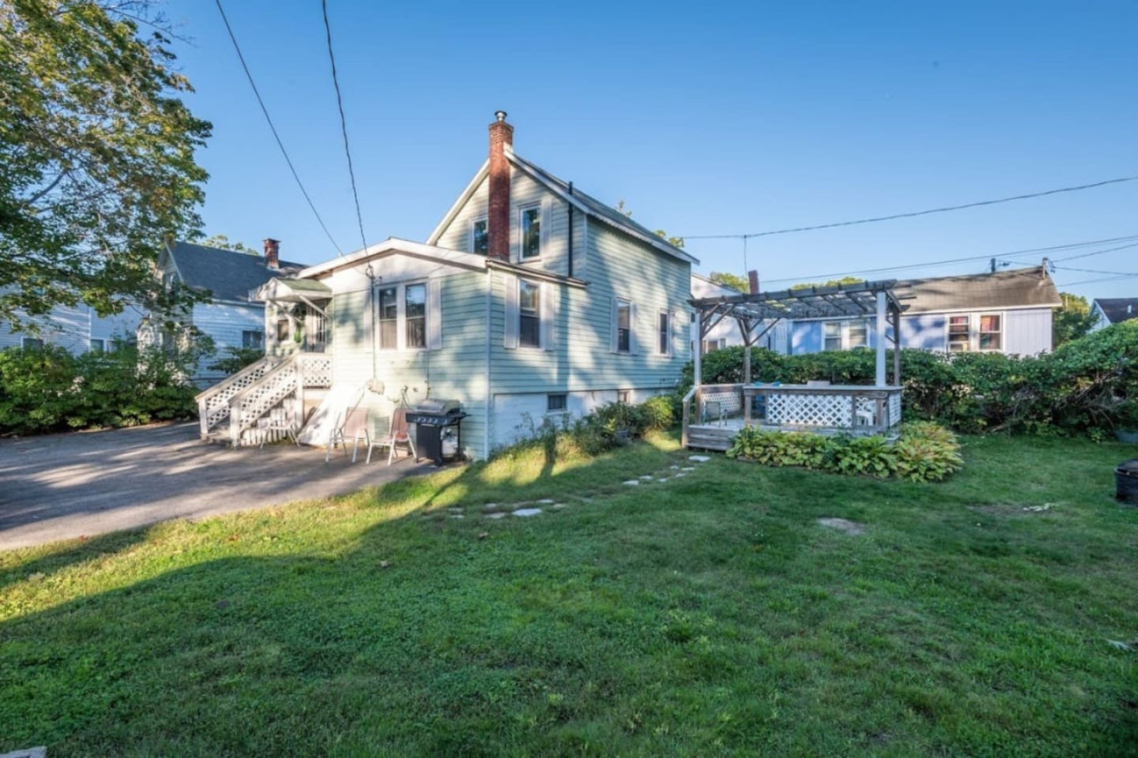 expansive-home-with-large-yard-close-to-the-beach/