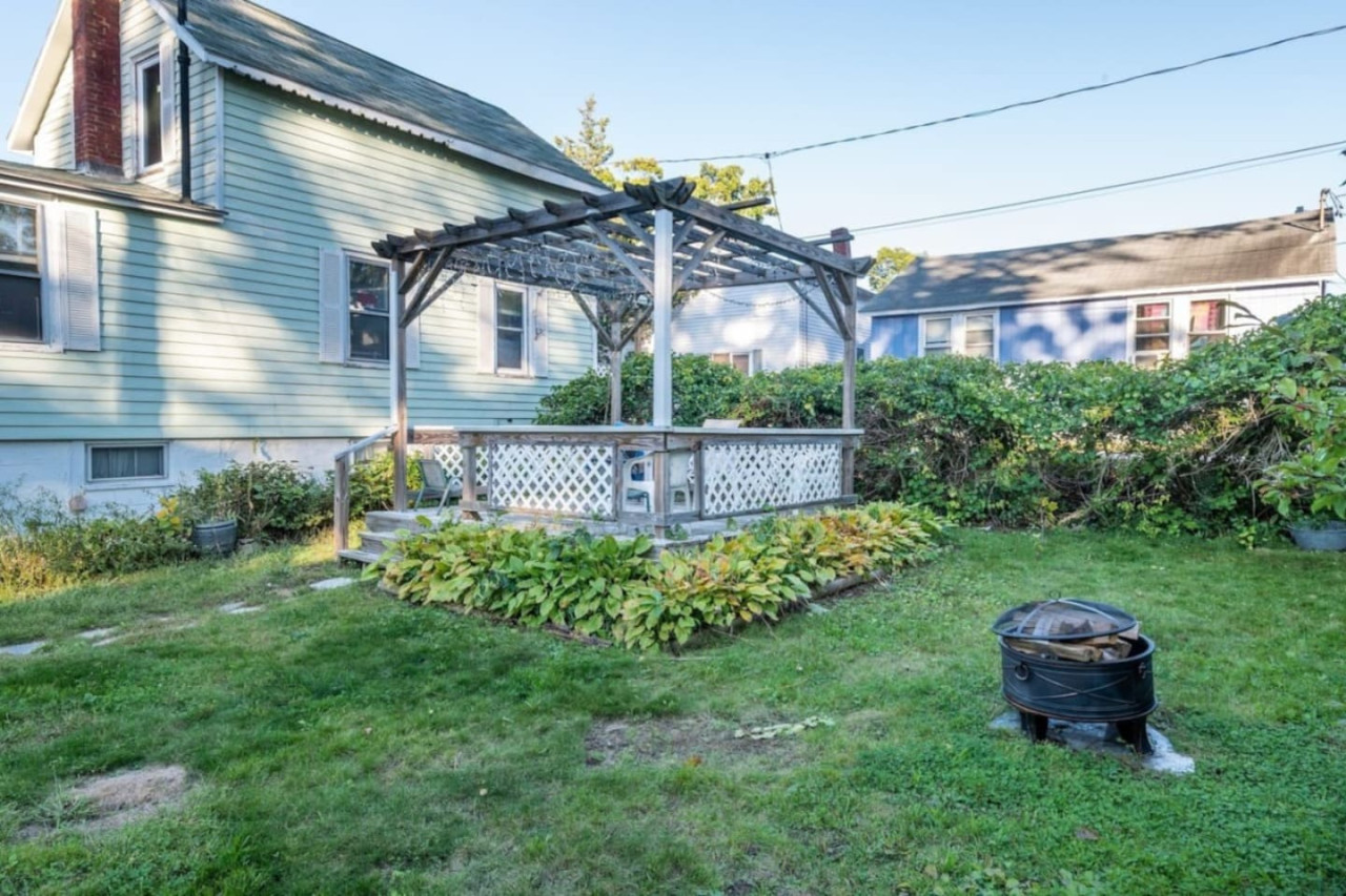 expansive-home-with-large-yard-close-to-the-beach/