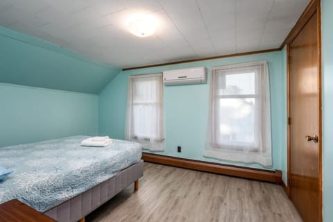Expansive Home with Large Yard, Close to the Beach