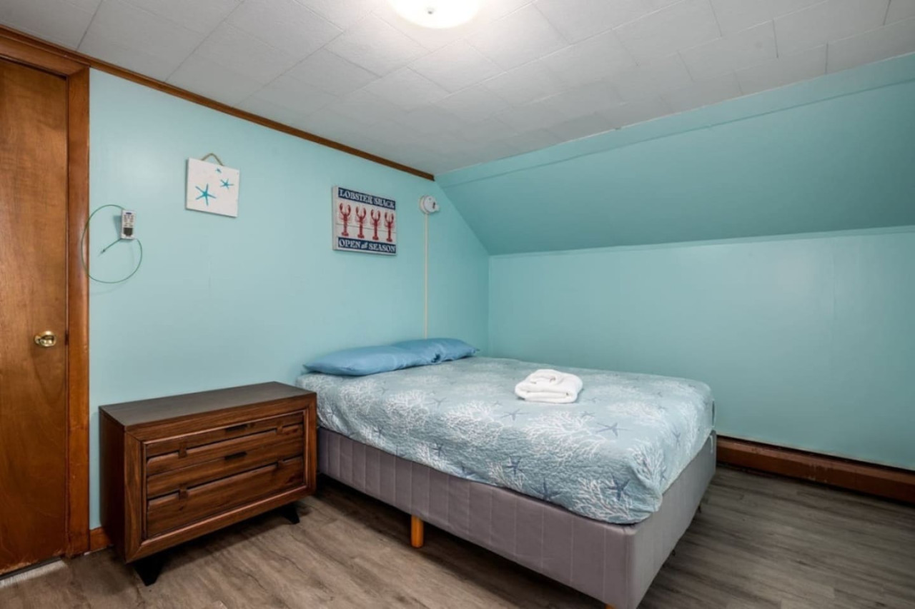 expansive-home-with-large-yard-close-to-the-beach/