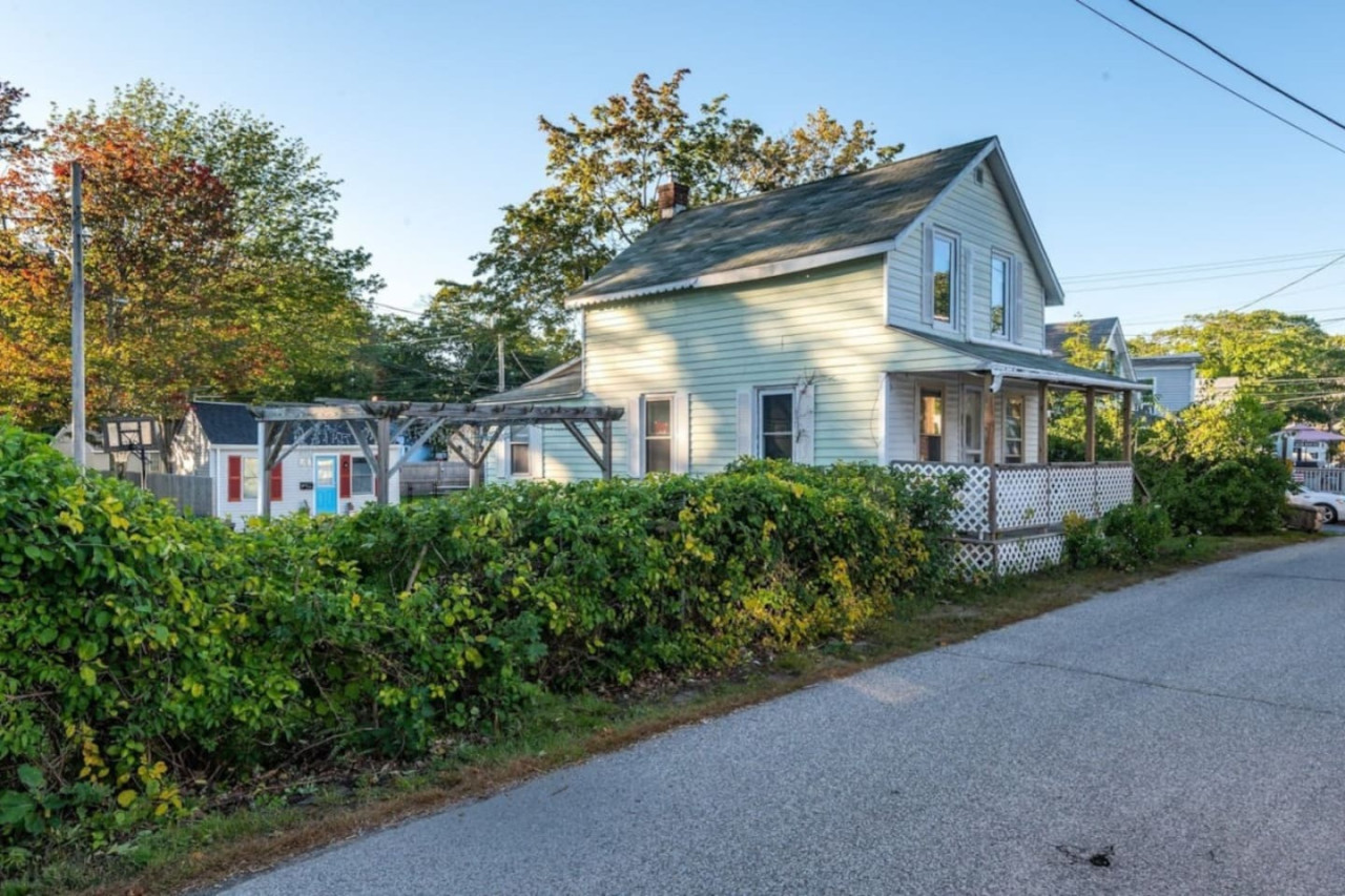 expansive-home-with-large-yard-close-to-the-beach/