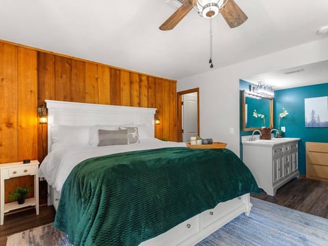Serene Cabin Escape- Lakeside Romantic Getaway