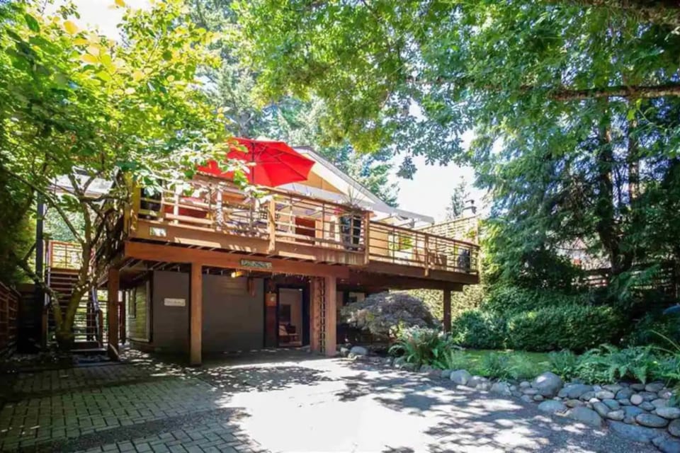 Cozy Snug Cove Treehouse - Bowen Island