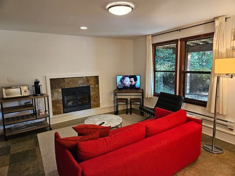Cozy Snug Cove Treehouse