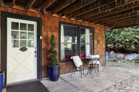 Cozy Snug Cove Treehouse
