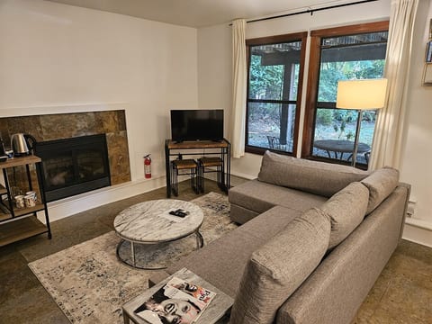 Cozy Snug Cove Treehouse