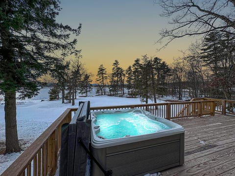 DREAMLAND | Luxe Waterfront Villa, Hot tub + Sauna