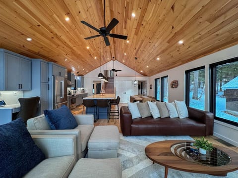 DREAMLAND | Luxe Waterfront Villa, Hot tub + Sauna