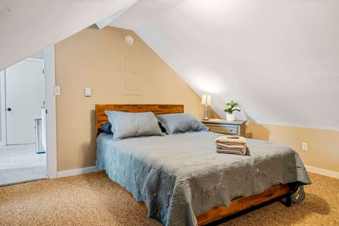 Perfect 2BD location in Saco with Free Parking