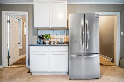Saco Haven: Stylish 2BD Near Everything