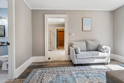 Saco Haven: Stylish 2BD Near Everything