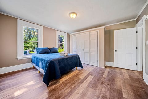 Saco Haven: Stylish 2BD Near Everything