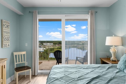 Family and Friends Beach Resort Condo for 8! Steps from the Beach