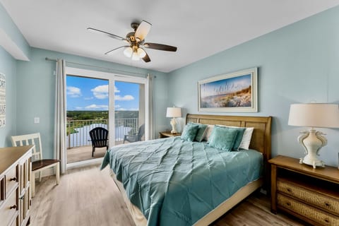 King Size Master Bedroom with breathtaking lake views!
