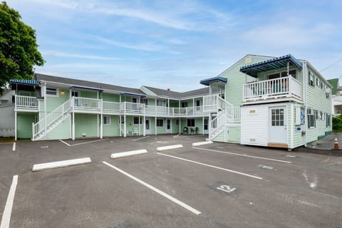 Seaside Studio | Accommodates 4| Parking Available