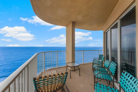Stunning 3BR/3BA Beachfront Condo! Sleeps 10