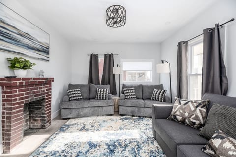 3-Bedroom Coastal Haven: 3 Blocks from the Beach