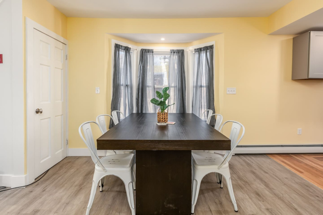 3-bedroom-coastal-haven:-3-blocks-from-the-beach/