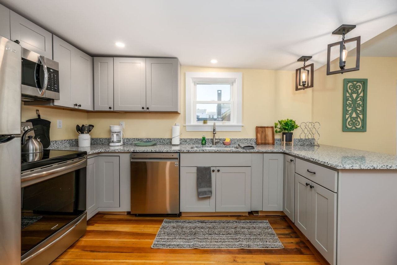 3-bedroom-coastal-haven:-3-blocks-from-the-beach/