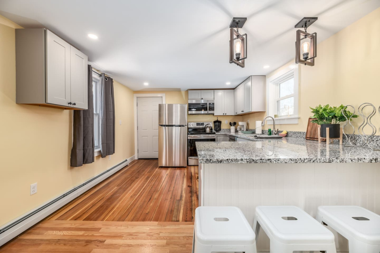 3-bedroom-coastal-haven:-3-blocks-from-the-beach/