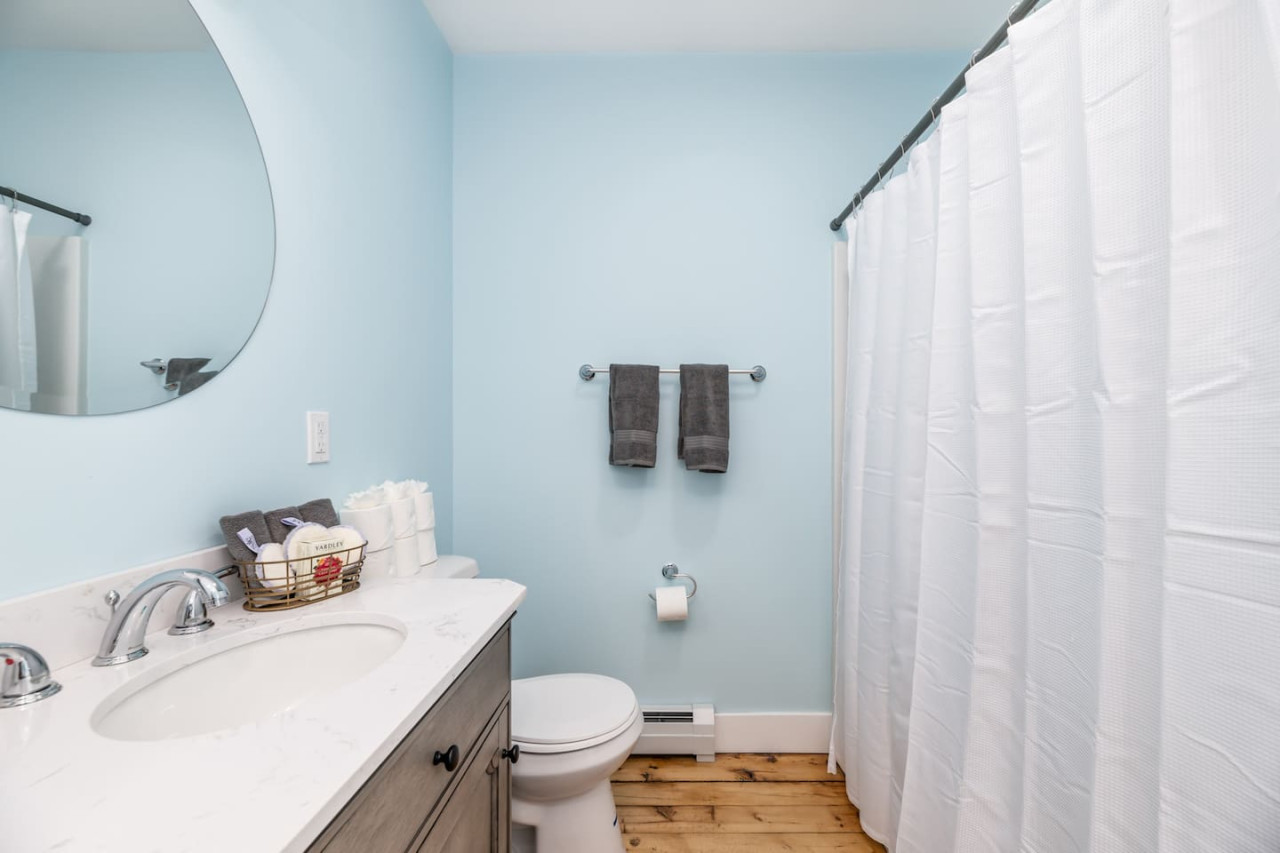 3-bedroom-coastal-haven:-3-blocks-from-the-beach/