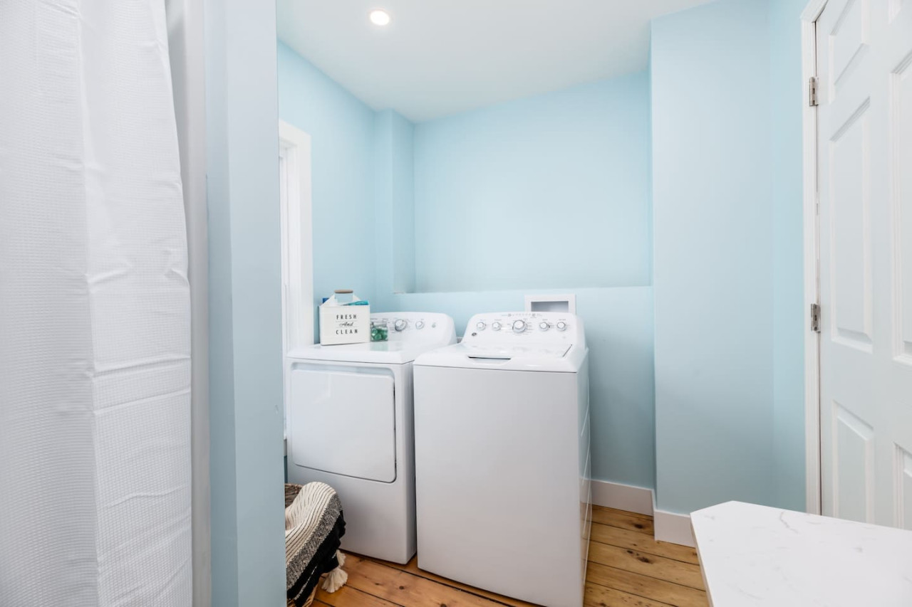 3-bedroom-coastal-haven:-3-blocks-from-the-beach/